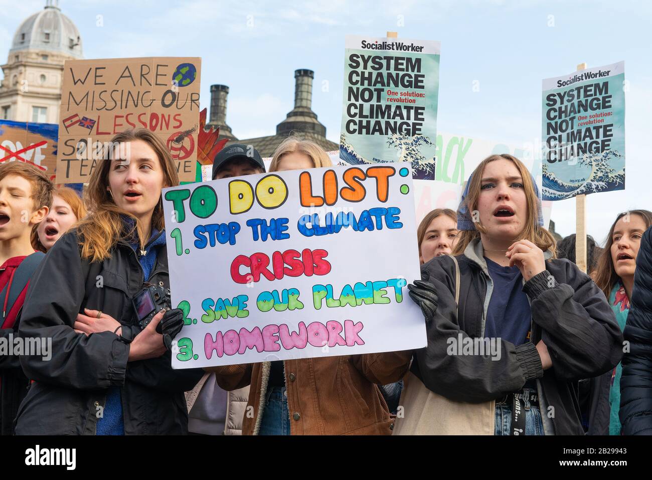 Studentische Aktivisten mit Bannern beim Jugendstreik Für Klimademonstration, London, aus Protest gegen die fehlende Aktion der Regierung beim Klimawandel. Stockfoto