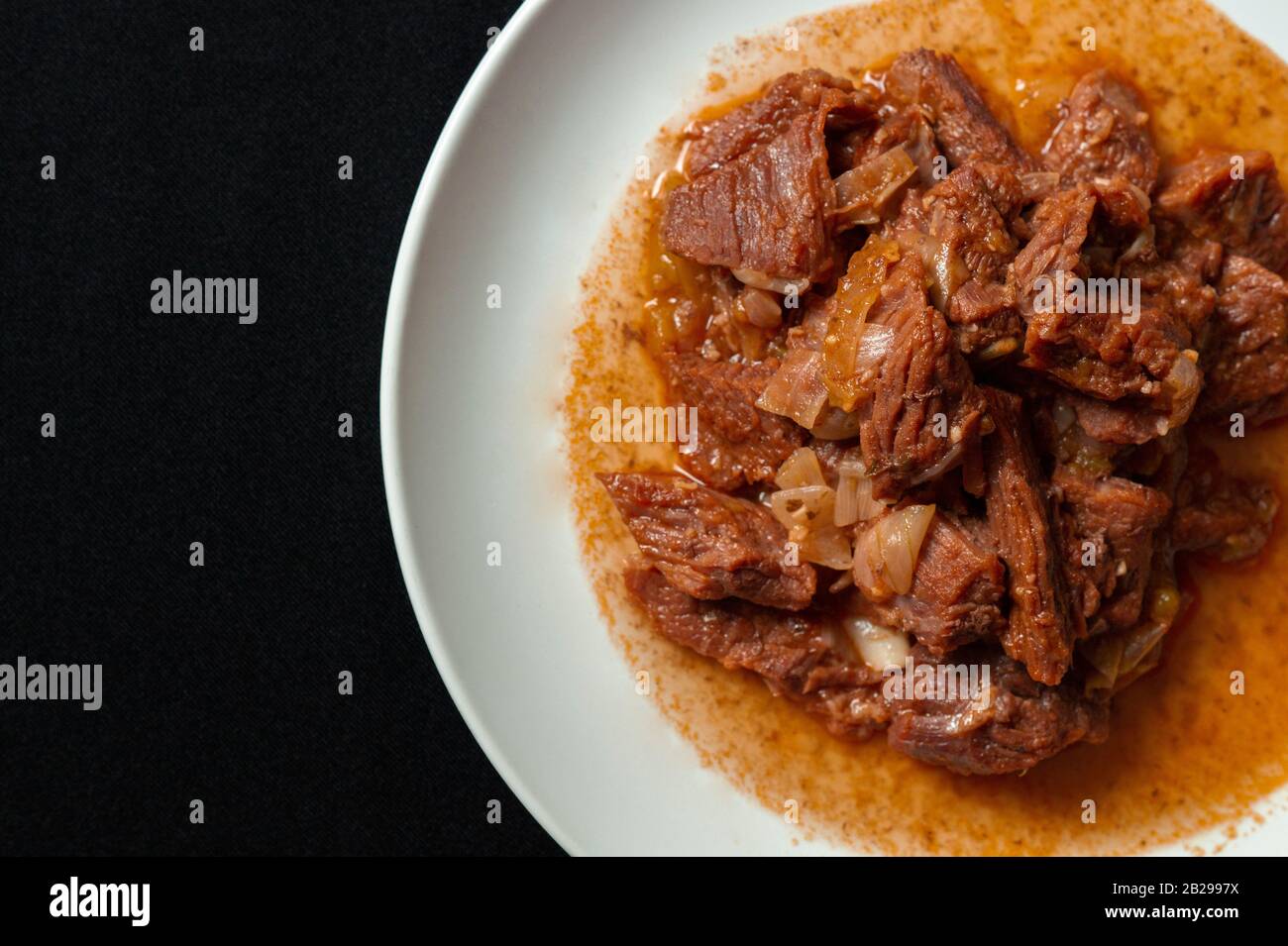 Griechisches Gericht Stifado, mit Lamm zubereitet und mit griechischem ...