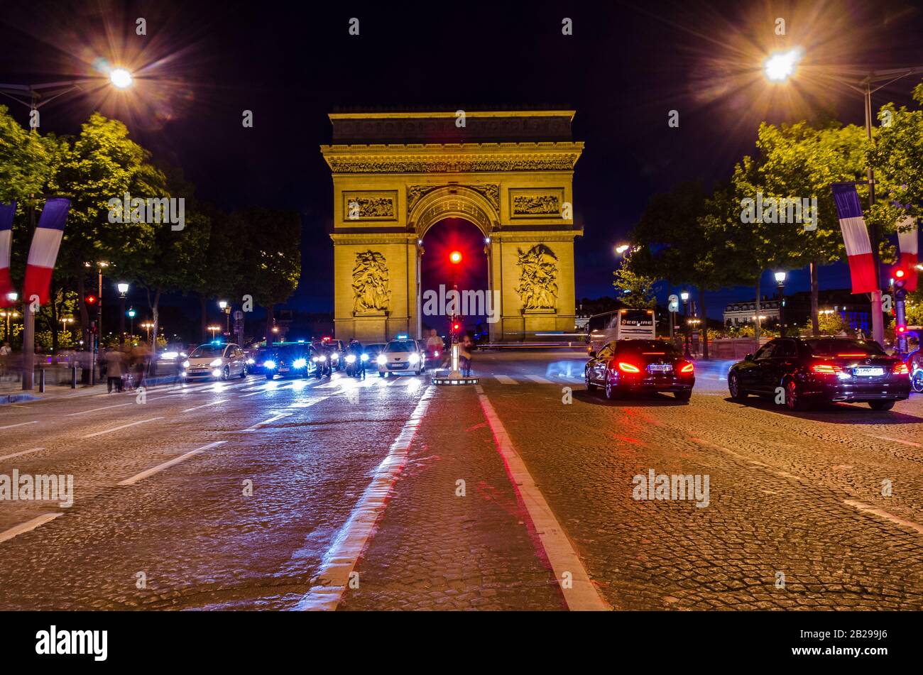 Herrlicher Blick auf den Triumphbogen bei Nacht in Paris Frankreich Stockfoto