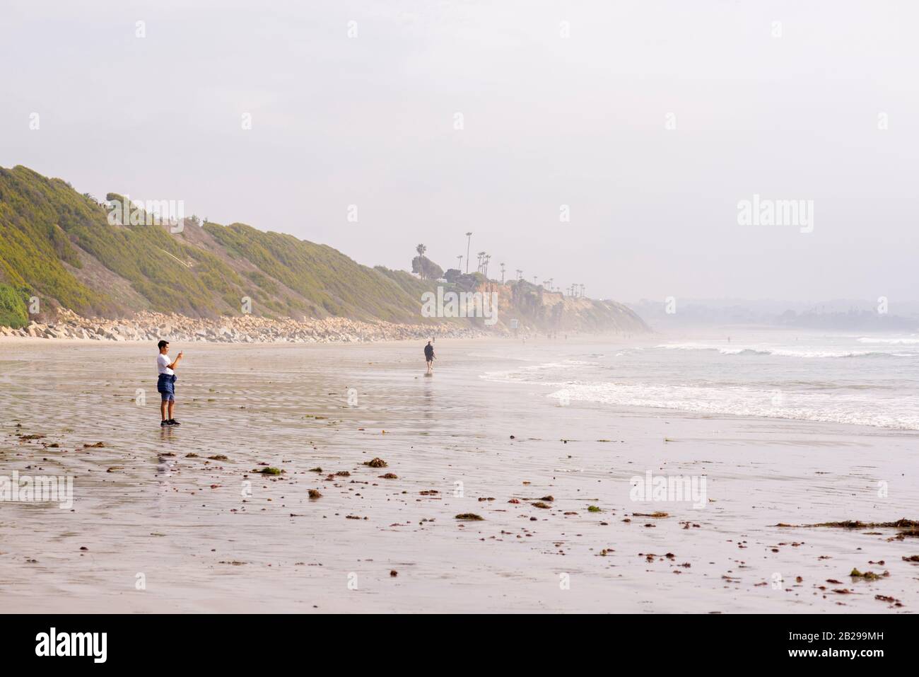 Küstenszene am Swami's Beach an einem Winternachmittag. Encinitas, CA, USA. Stockfoto