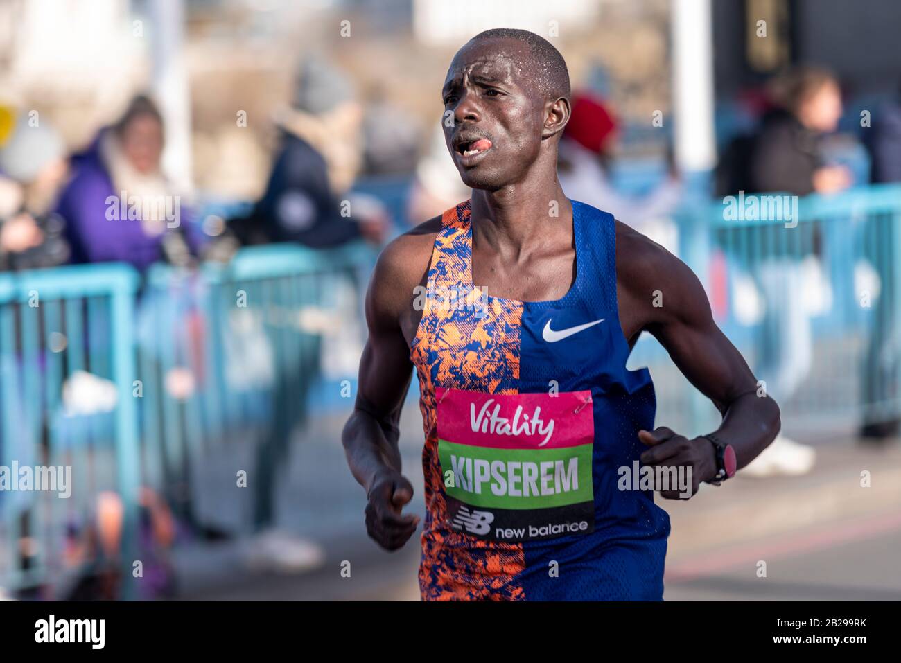 Marius Kipserem, Rennen im Vitality Big Half Marathon Crossing Tower Bridge, London, Großbritannien. Kenianischer Athlet Stockfoto