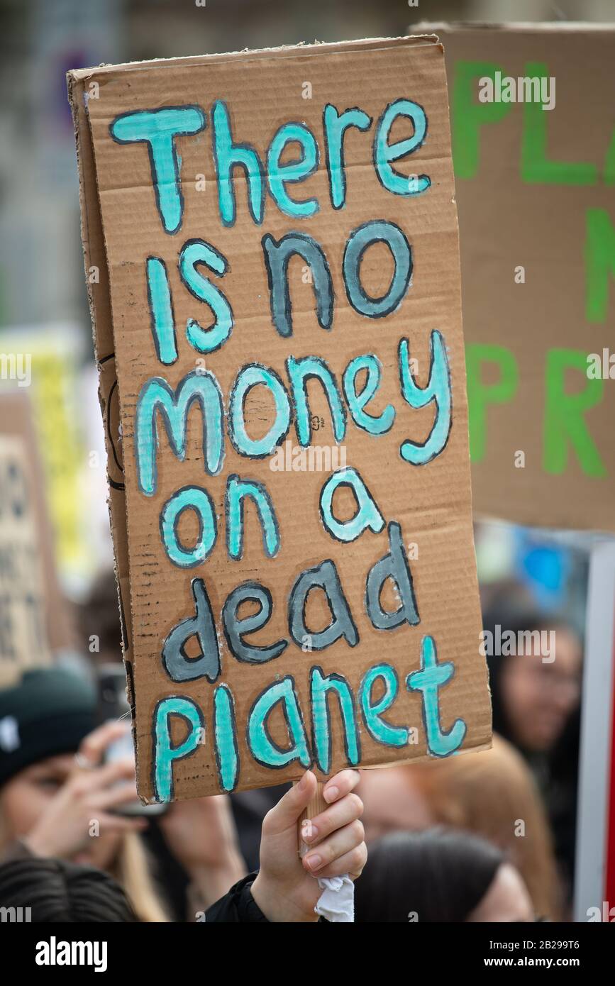 Studentische Aktivisten mit Bannern beim Jugendstreik Für Klimademonstration, London, aus Protest gegen die fehlende Aktion der Regierung beim Klimawandel. Stockfoto