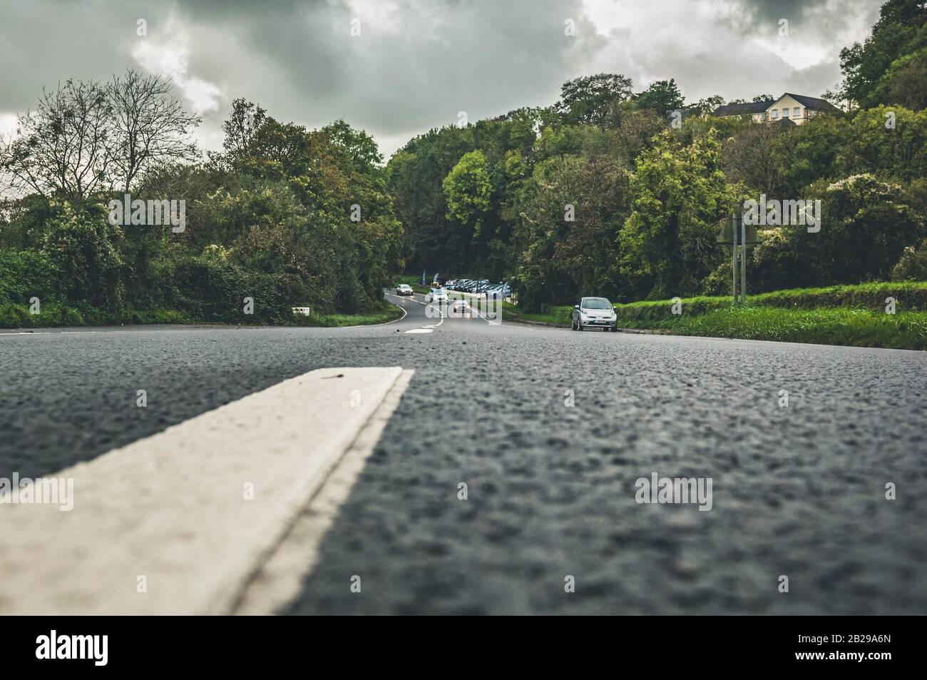 Die niedrige Sicht auf die Landstraße, mit gebrochenen weißen Linien, verschwindet in die Ferne Stockfoto