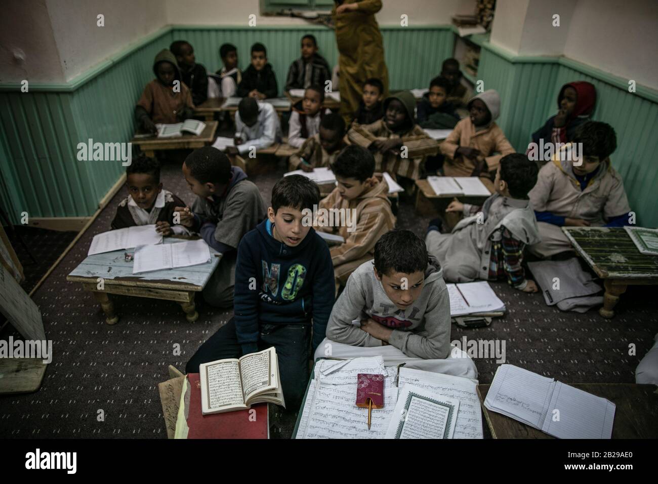 Tripolis, Libyen. März 2020. März 2020 sind libysche Jungen in der Uthman Pacha Al-Sakizli Kuttab Schule im Alten Tripolis, Libyen, zu sehen. Kinder lernen arabische Grammatik, Lesen, Schreiben und Islamwissenschaften an Kuttab Schulen. Kredit: Amru Salahuddien/Xinhua/Alamy Live News Stockfoto