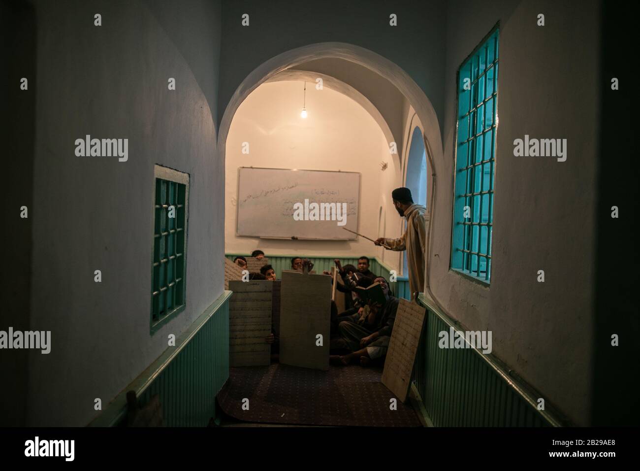 Tripolis, Libyen. März 2020. März 2020 sind libysche Jungen in der Uthman Pacha Al-Sakizli Kuttab Schule im Alten Tripolis, Libyen, zu sehen. Kinder lernen arabische Grammatik, Lesen, Schreiben und Islamwissenschaften an Kuttab Schulen. Kredit: Amru Salahuddien/Xinhua/Alamy Live News Stockfoto