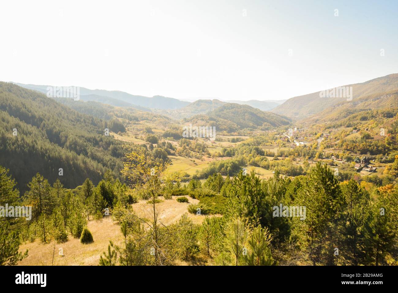 Frühmorgendlicher Blick auf die Landschaft von Mokra Gora in der Nähe des Zlatibor-Gebirges in Zentralserbien im Herbst vom Rastplatz von Sargan Eight aus Stockfoto
