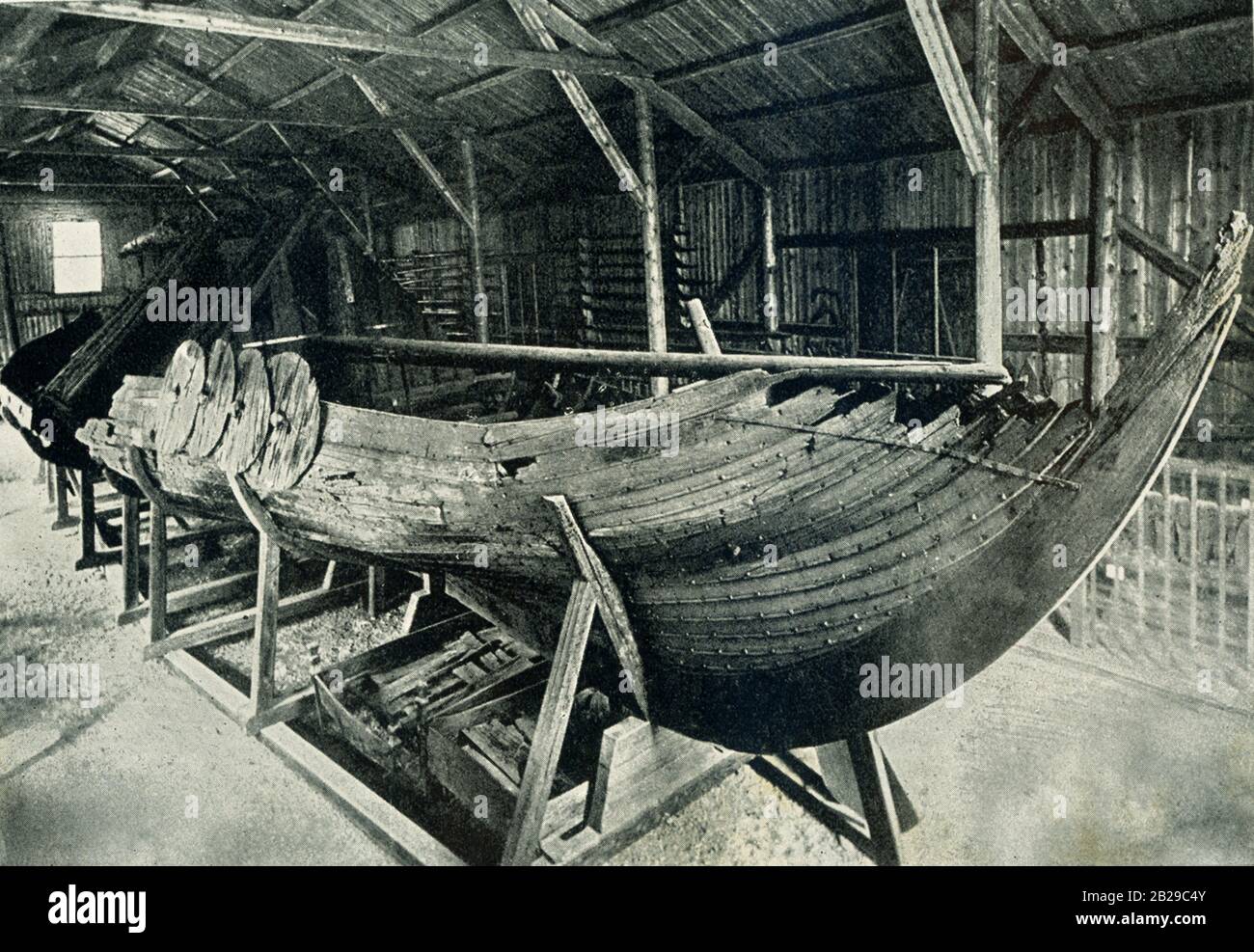 Das Schiff Gokstad wurde um 890 n. Chr. auf der Höhe der Wikingerzeit gebaut. Es war ein schnelles und flexibles Schiff, das für Fahrten auf hoher See geeignet war. Ein großer Grabhügel mit dem Namen "Königshügel" befand sich auf dem Hof von Gokstad in der norwegischen Gemeinde Sandefjord. Im Herbst 1879 langweilten sich die beiden Teenagersöhne auf der Farm und begannen, sich in den Mound zu graben. Im Grabhügel soll ein Schiff liegen, und das fanden die Jungen. Stockfoto