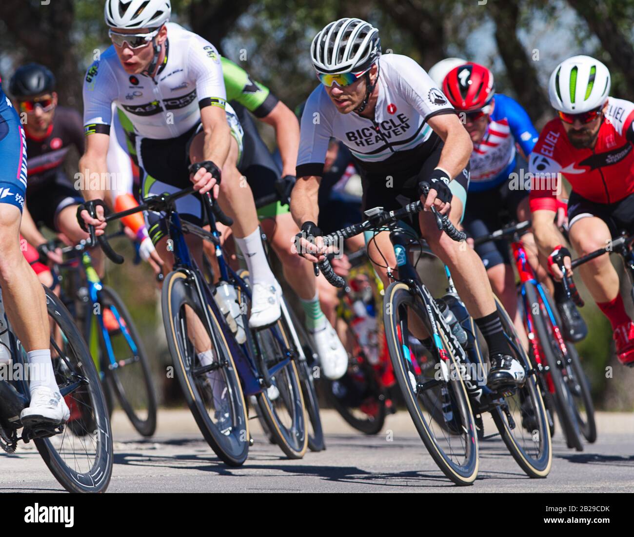 Radfahrer erreicht beim 29. Jährlichen La Primavera Radrennen in Lago Vista, Texas. Stockfoto