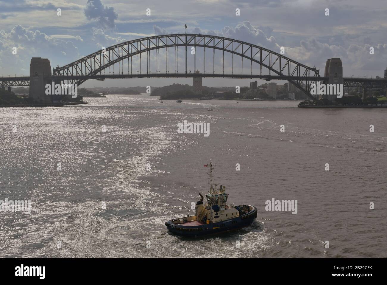 Sydney, NSW, Australien - 10. Februar 2020: Schleppboot im Hafen von Sydney mit Harbour Bridge im Hintergrund. Stockfoto