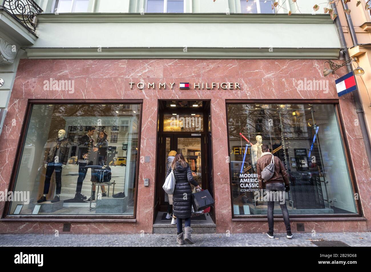 Prag, TSCHECHIEN - 1. NOVEMBER 2019: Tommy Hilfiger Logo auf ihrer lokalen Boutique in Prag. Tommy Hilfiger ist Modedesigner und Hersteller spead Stockfoto