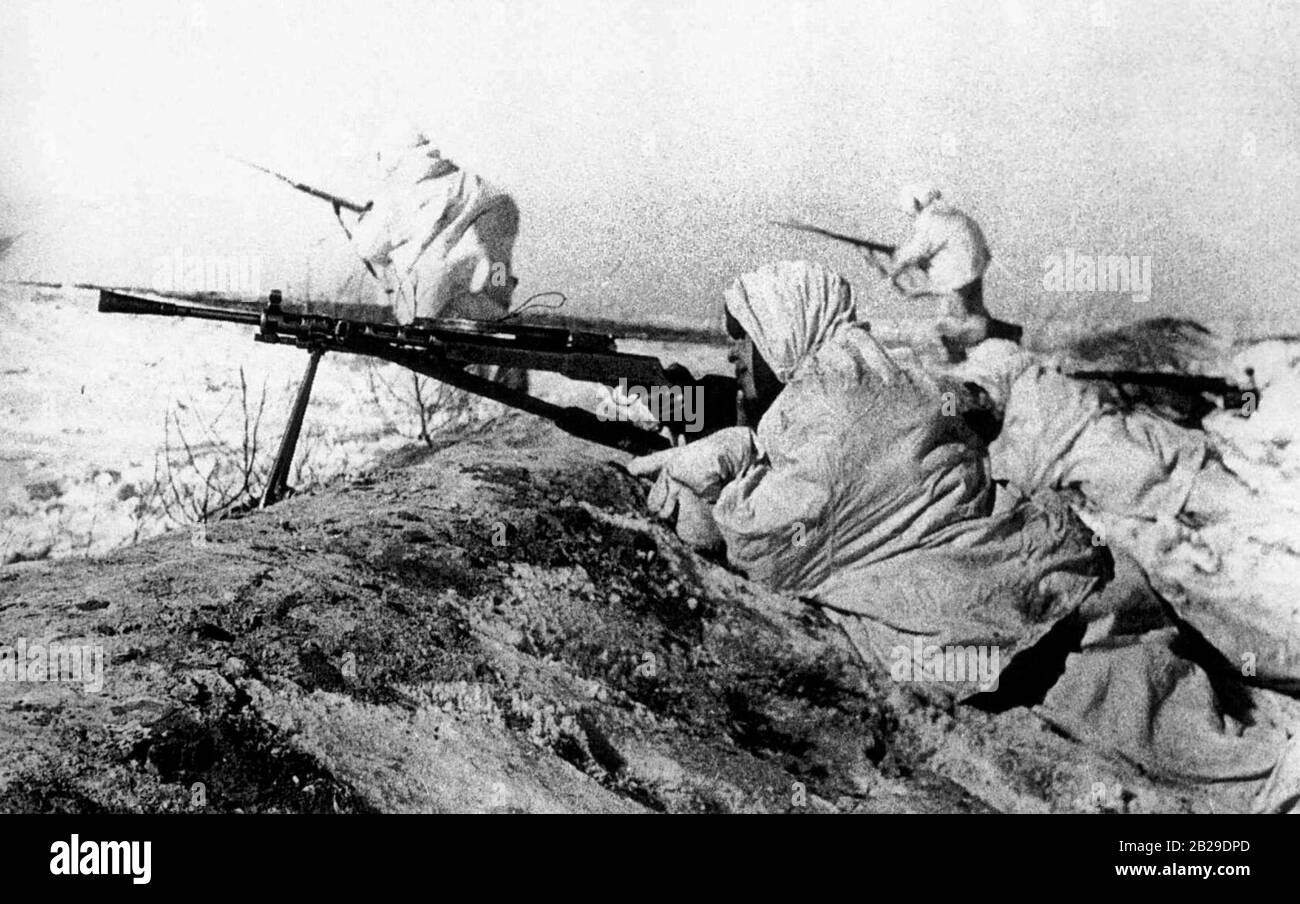 Ein sowjetischen Maschinenführer deckt die in der Nähe von Tula angreifende Infanterie vom November 1941 ab. Stockfoto