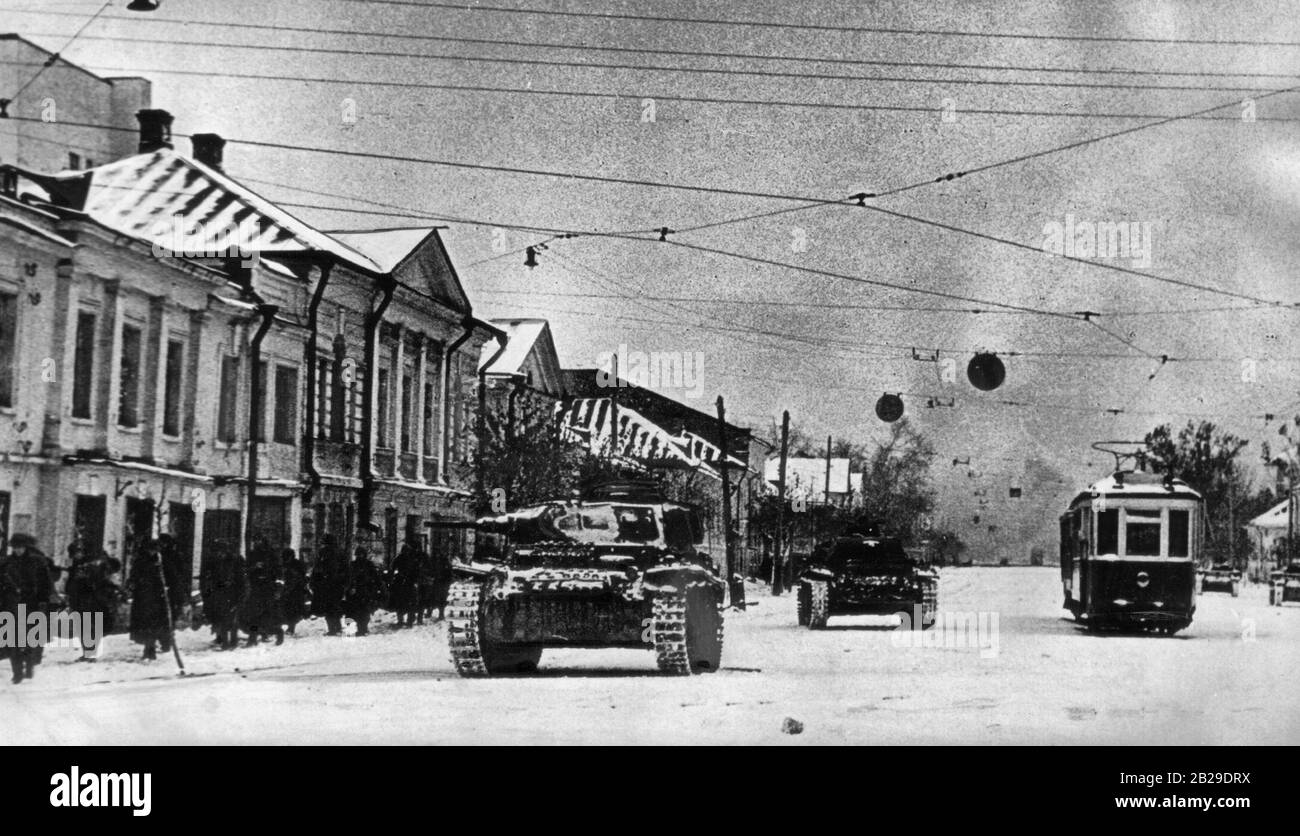 Deutsche Truppen an der Sovetskaja-Straße in Tver. Dieser historische Block wurde bald zerstört, nur noch ein Bauwerk stand. Oktober 1941 Stockfoto