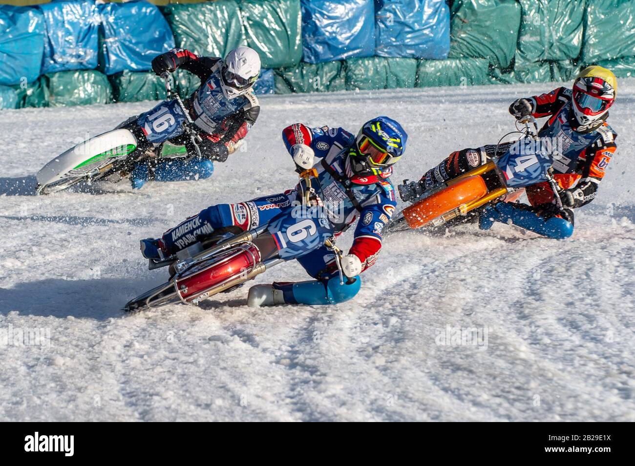 Berlin, Deutschland. März 2020. Berlin DEUTSCHLAND - 1. März Dmitri Khomitsevich (Blau) führt Andrej Divis (Weiß) und Lukas Hutla (Gelb) während des Eisschnelllaufes im Horst-Ohm-Eisstadion, Berlin, am Sonntag, 1. März 2020. (Credit: Ian Charles   MI News) Credit: MI News & Sport /Alamy Live News Stockfoto