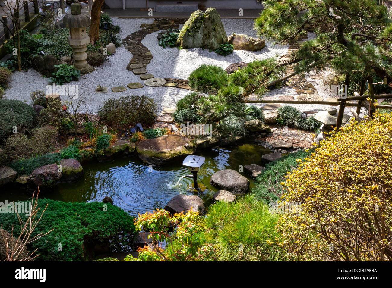 Josei-JI Temple Garden heißt "Reihersing-Garten", benannt nach einem Gedicht eines berühmten chinesischen Dichters Li Bai "Fische schwimmen im blauen Wasserteich und Helden Stockfoto