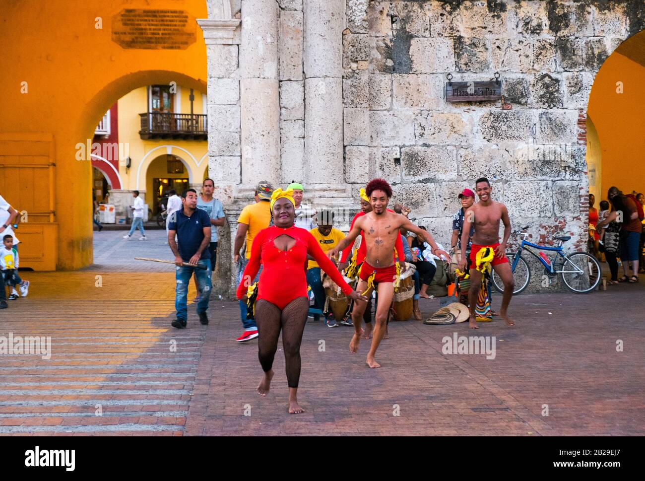 Tänzer auf einem öffentlichen Platz außerhalb der ummauerten Stadt, Cartagena, Kolumbien Stockfoto