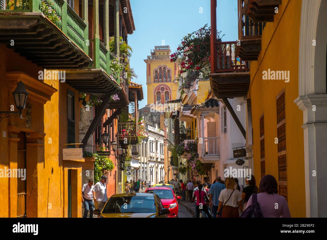 Balkone und enge Straße in der ummauerten Stadt, Cartagena, Kolumbien Stockfoto