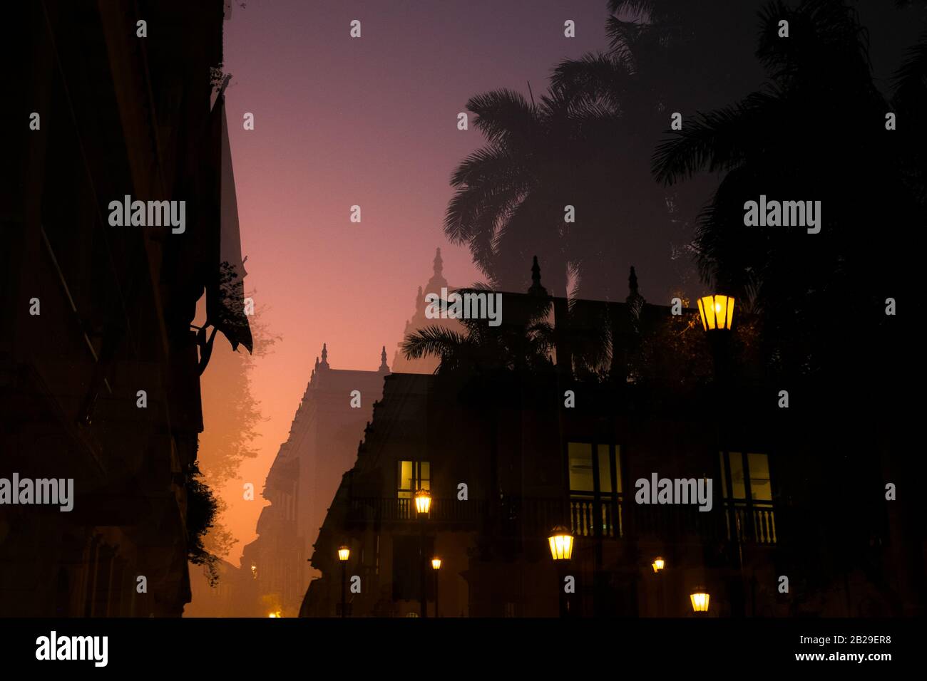Doppelbelichtung von Palmen und einem Gebäude bei Sonnenuntergang, Cartagena, Kolumbien Stockfoto