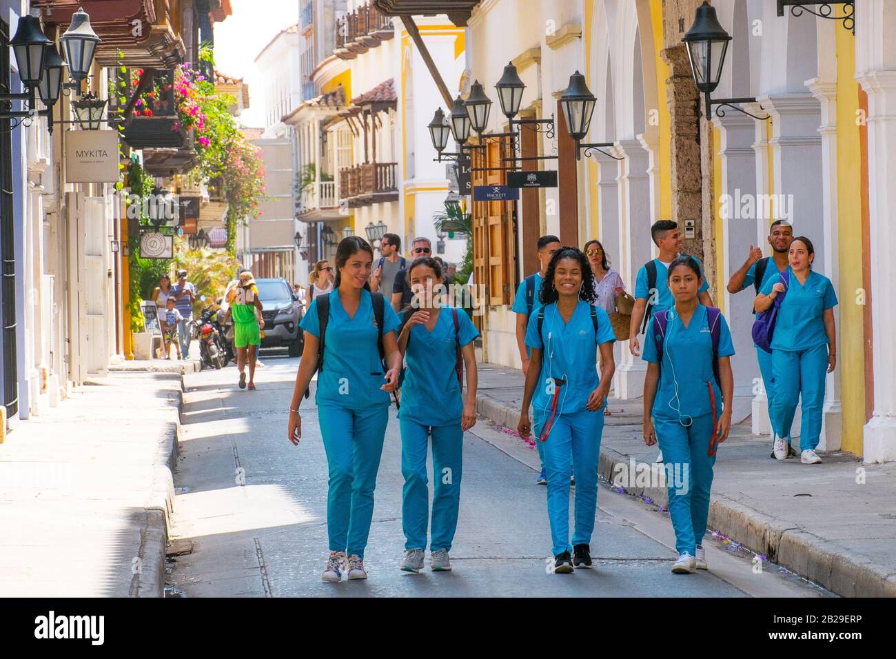 Krankenpflegestudenten gehen in einer Straße in Cartagena, Kolumbien Stockfoto