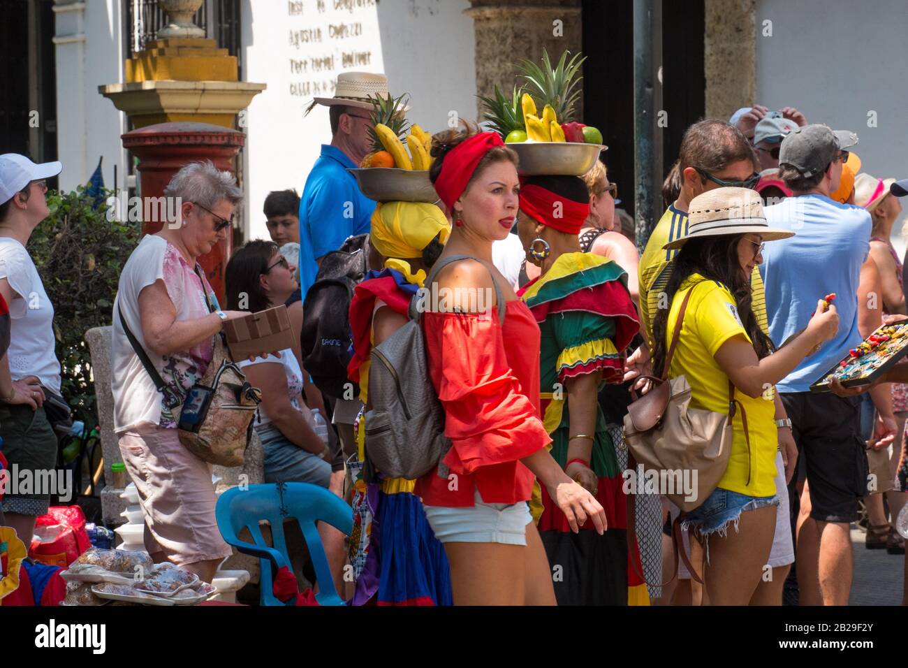 Touristen gehen durch die Ummauerte Stadt in Cartagena, Kolumbien Stockfoto