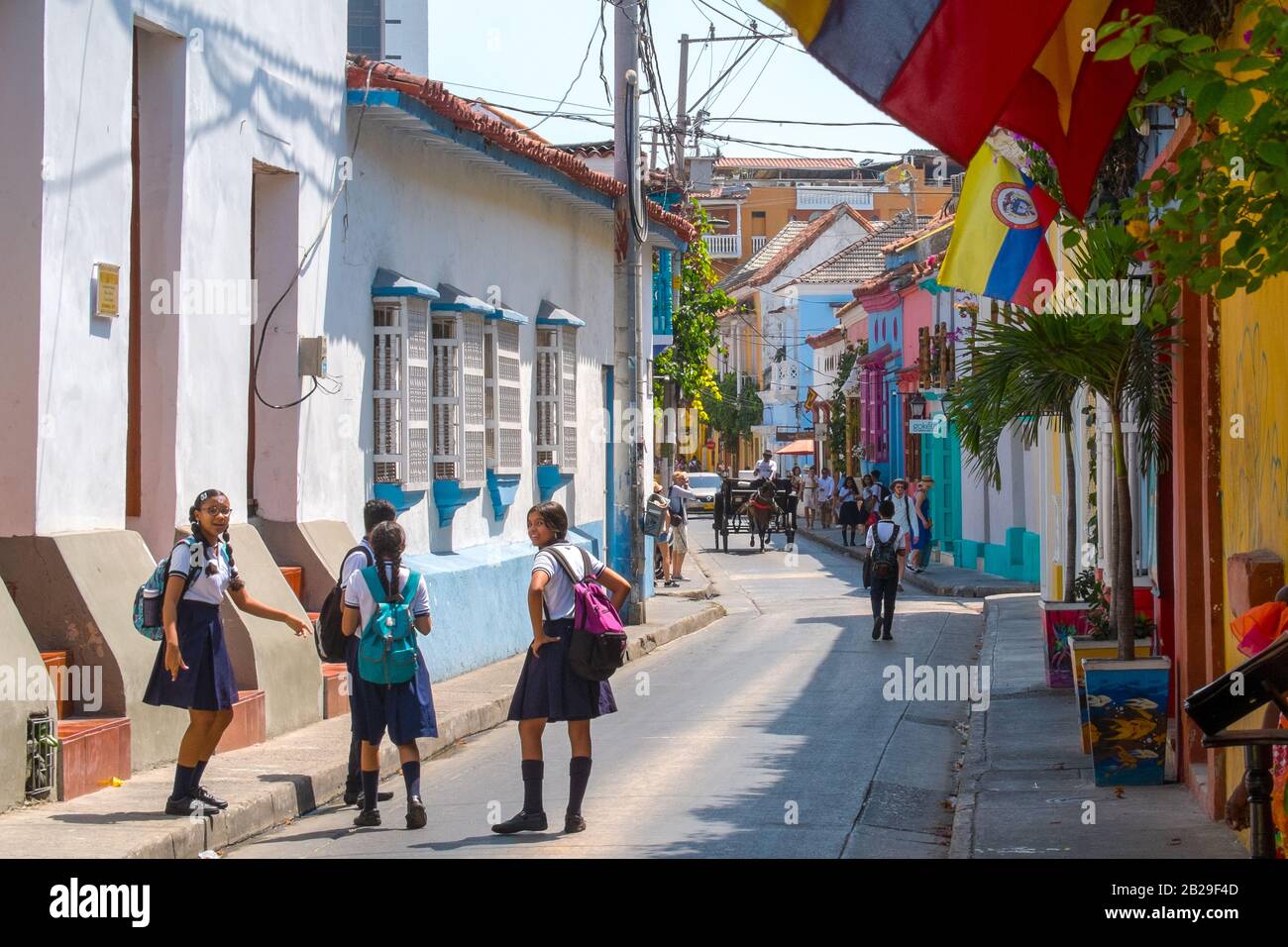 Schulmädchen in Uniform auf einer Straße in Cartagena, Kolumbien Stockfoto