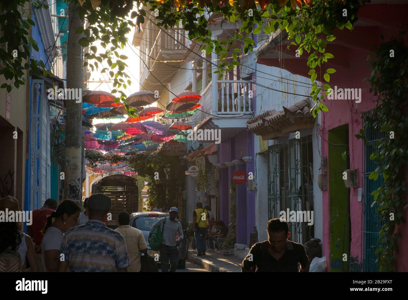 Straße unter Sonnenschirmen im Barrio Getsemaní, Cartagena, Kolumbien Stockfoto