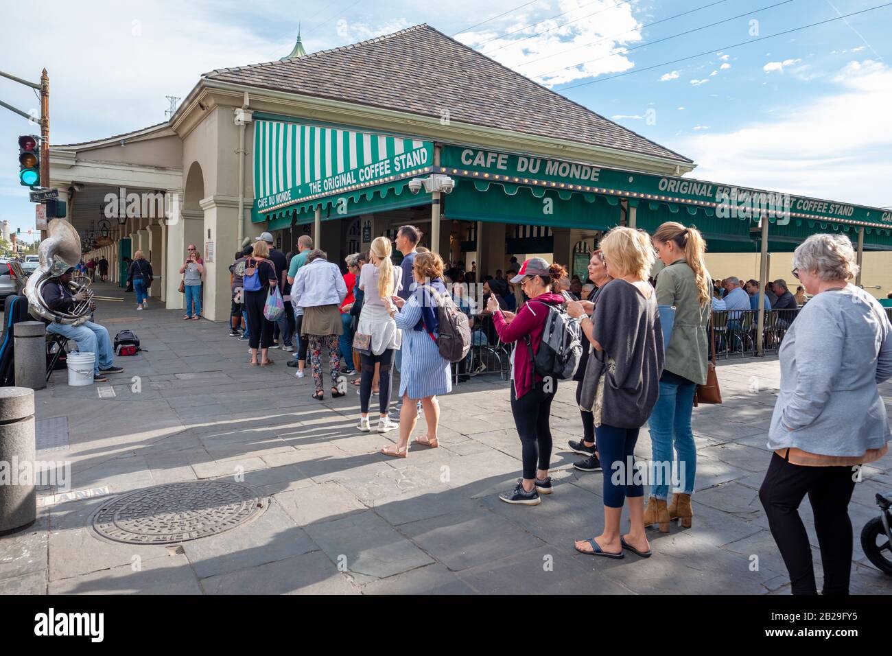 Kunden, Leute, die auf dem Bürgersteig vor dem Cafe Du Monde, dem New Orleans French Market, dem New Orleans French Quarter, New Orleans, Louisiana, Schlange stehen Stockfoto