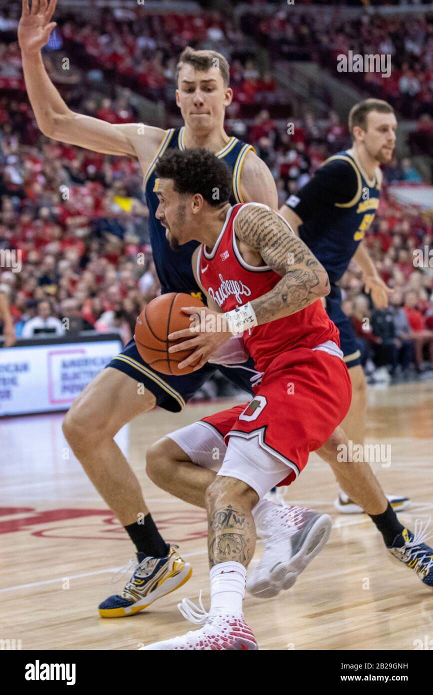 Columbus, Ohio, USA. März 2020. Michigan Wolverines Guard Franz Wagner (21) verteidigt im Spiel zwischen den Michigan Wolverines und den Ohio State Buckeyes in der Value City Arena, Columbus, Ohio, Duane Washington Jr. (4) unter dem Korb. Kredit: Scott Stuart/ZUMA Wire/Alamy Live News Stockfoto