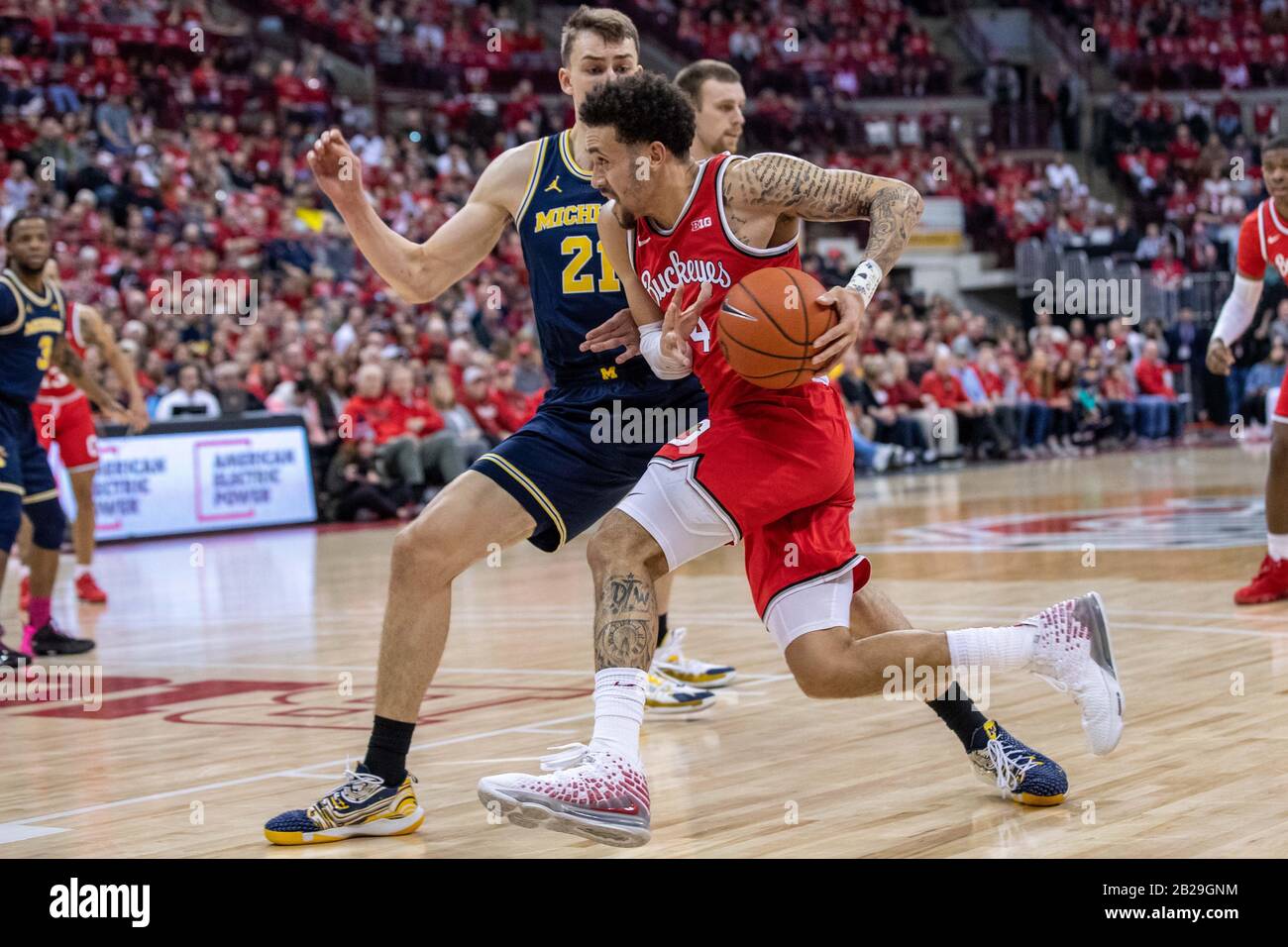 Columbus, Ohio, USA. März 2020. Ohio State Buckeyes Guard Duane Washington Jr. (4) fährt in Richtung Korb gegen Michigan Wolverines Guard Franz Wagner (21) im Spiel zwischen den Michigan Wolverines und den Ohio State Buckeyes in der Value City Arena, Columbus, Ohio. Kredit: Scott Stuart/ZUMA Wire/Alamy Live News Stockfoto