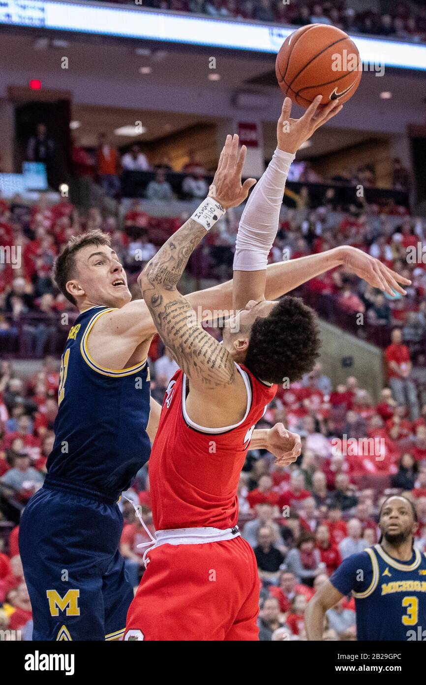 Columbus, Ohio, USA. März 2020. Michigan Wolverines Guard Franz Wagner (21) blockiert einen Schussversuch des Ohio State Buckeyes Guard Duane Washington Jr. (4) im Spiel zwischen den Michigan Wolverines und den Ohio State Buckeyes in der Value City Arena, Columbus, Ohio. Kredit: Scott Stuart/ZUMA Wire/Alamy Live News Stockfoto