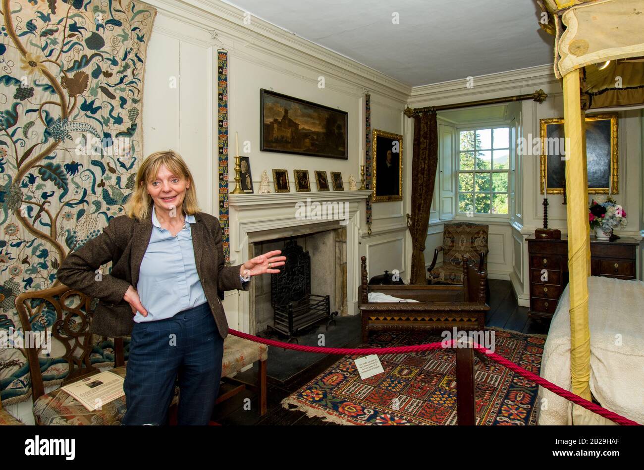 Führung durch das historische Traquair House mit der 21st Lady of Traquair Catherine Maxwell Stuart, die das Haus und die besonderen Sammlungen zeigt Stockfoto