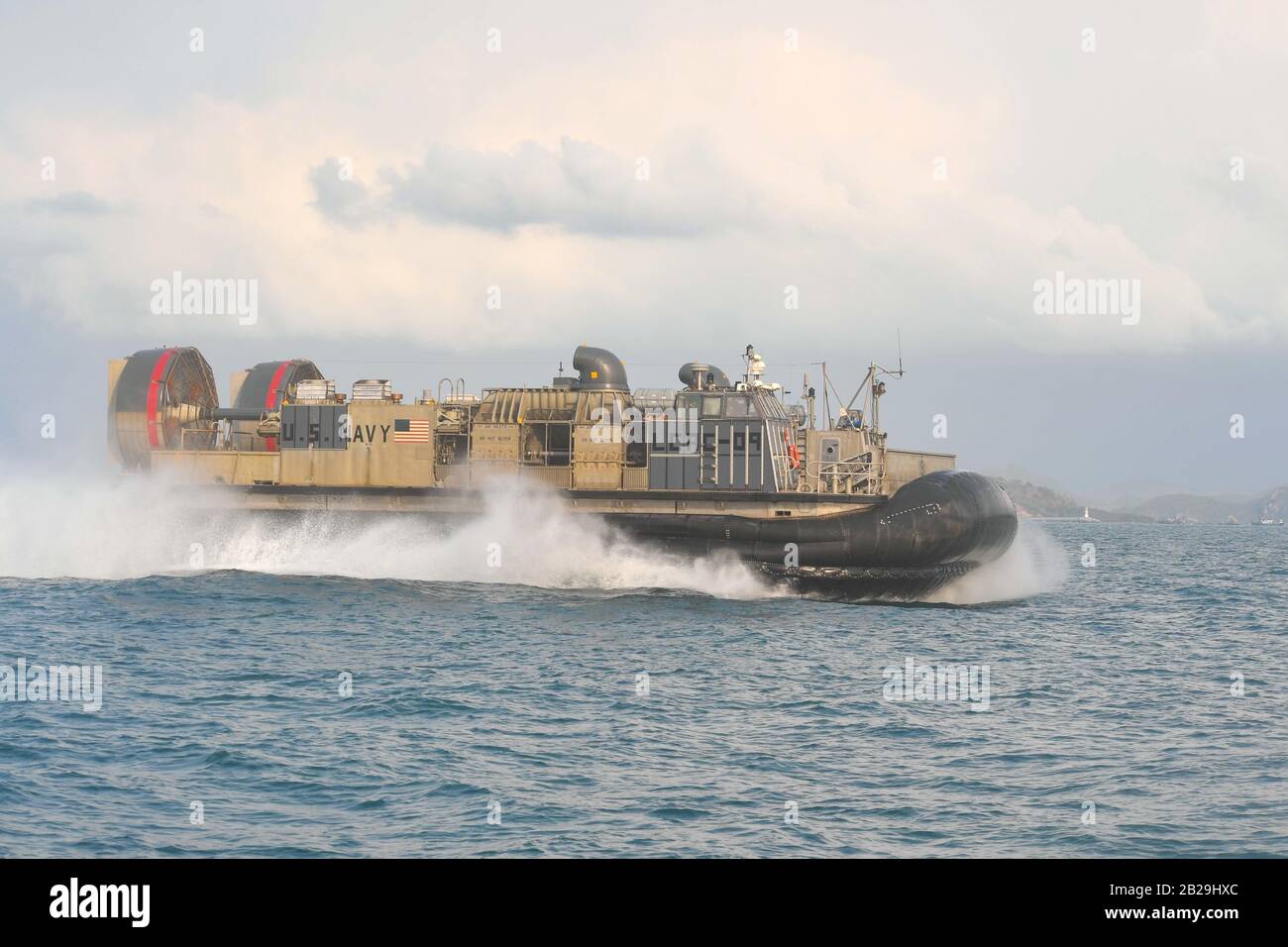 GOLF VON THAILAND (FEB. 28, 2020) Landing Craft, Air Cushion 09, das der Naval Beach Unit 7 zugeordnet ist, das amphibische Transportdock der San-Antonio-Klasse USS Green Bay (LPD 20) führt amphibische Operationen während einer amphibischen Übung mit dem Royal Thai Militär zur Unterstützung von Cobra Gold 2020, 28. Februar 2020 durch. Das Team der America Expeditionary Strike Group-31ST Marine Expeditionary Unit nimmt an Cobra Gold 20 Teil, der größten Zusammenarbeit im Bereich der Theatersicherheit in der Region Indopazifik und ein integraler Bestandteil des Engagements der USA zur Stärkung des Engagements in der Region. (USA Navy-Foto von Mas Stockfoto