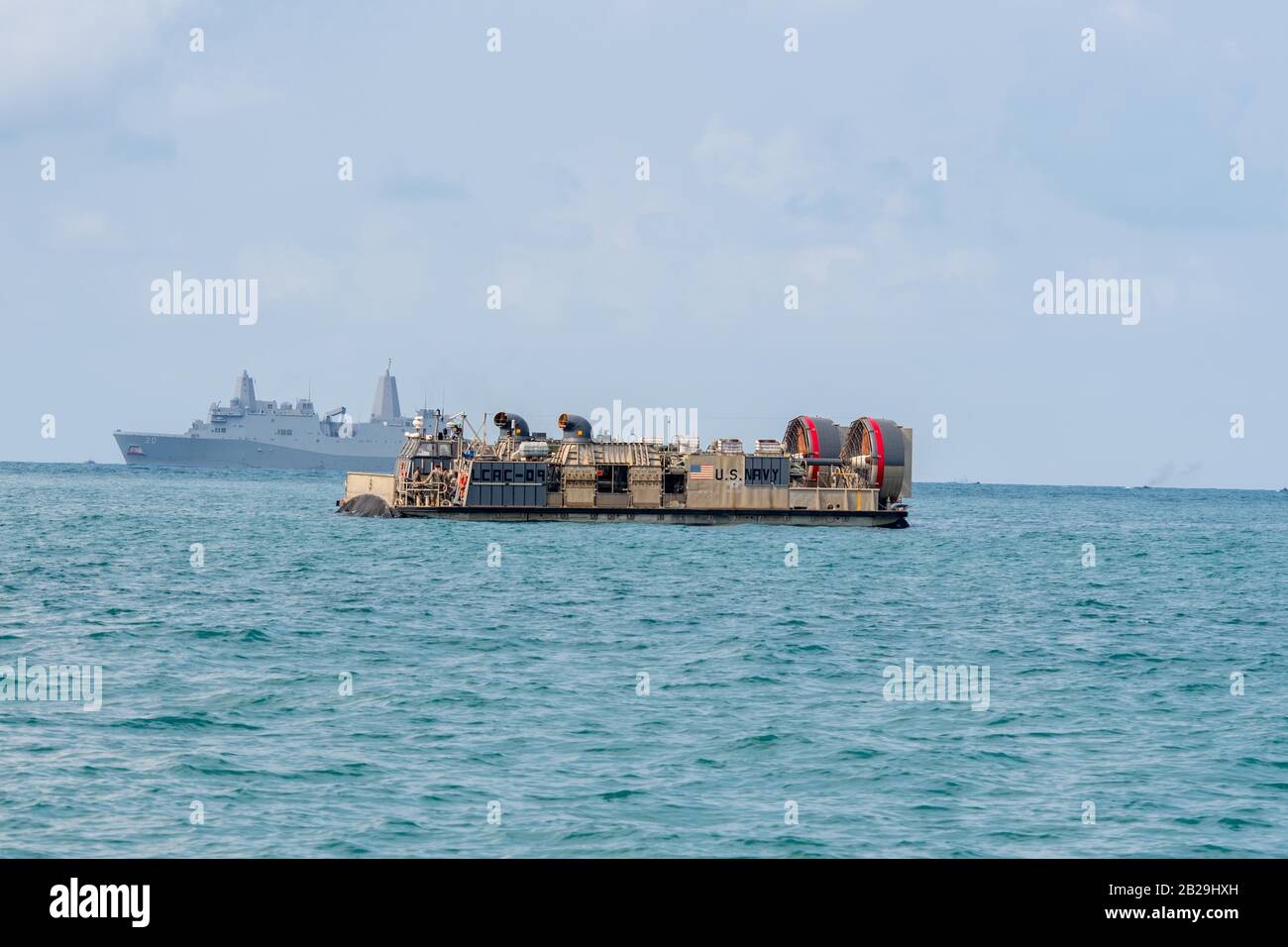 GOLF VON THAILAND (FEB. 28, 2020) Landing Craft, Air Cushion 09, das der Naval Beach Unit 7 zugeordnet ist, das amphibische Transportdock der San-Antonio-Klasse USS Green Bay (LPD 20) führt amphibische Operationen während einer amphibischen Übung mit dem Royal Thai Militär zur Unterstützung von Cobra Gold 2020, 28. Februar 2020 durch. Das Team der America Expeditionary Strike Group-31ST Marine Expeditionary Unit nimmt an Cobra Gold 20 Teil, der größten Zusammenarbeit im Bereich der Theatersicherheit in der Region Indopazifik und ein integraler Bestandteil des Engagements der USA zur Stärkung des Engagements in der Region. (USA Navy-Foto von Mas Stockfoto