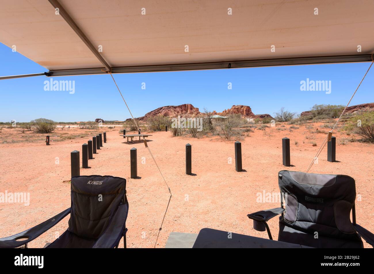 Blick über das Rainbow Valley von einer Markise bei Busch-Camping, Northern Territory, NT, Australien Stockfoto