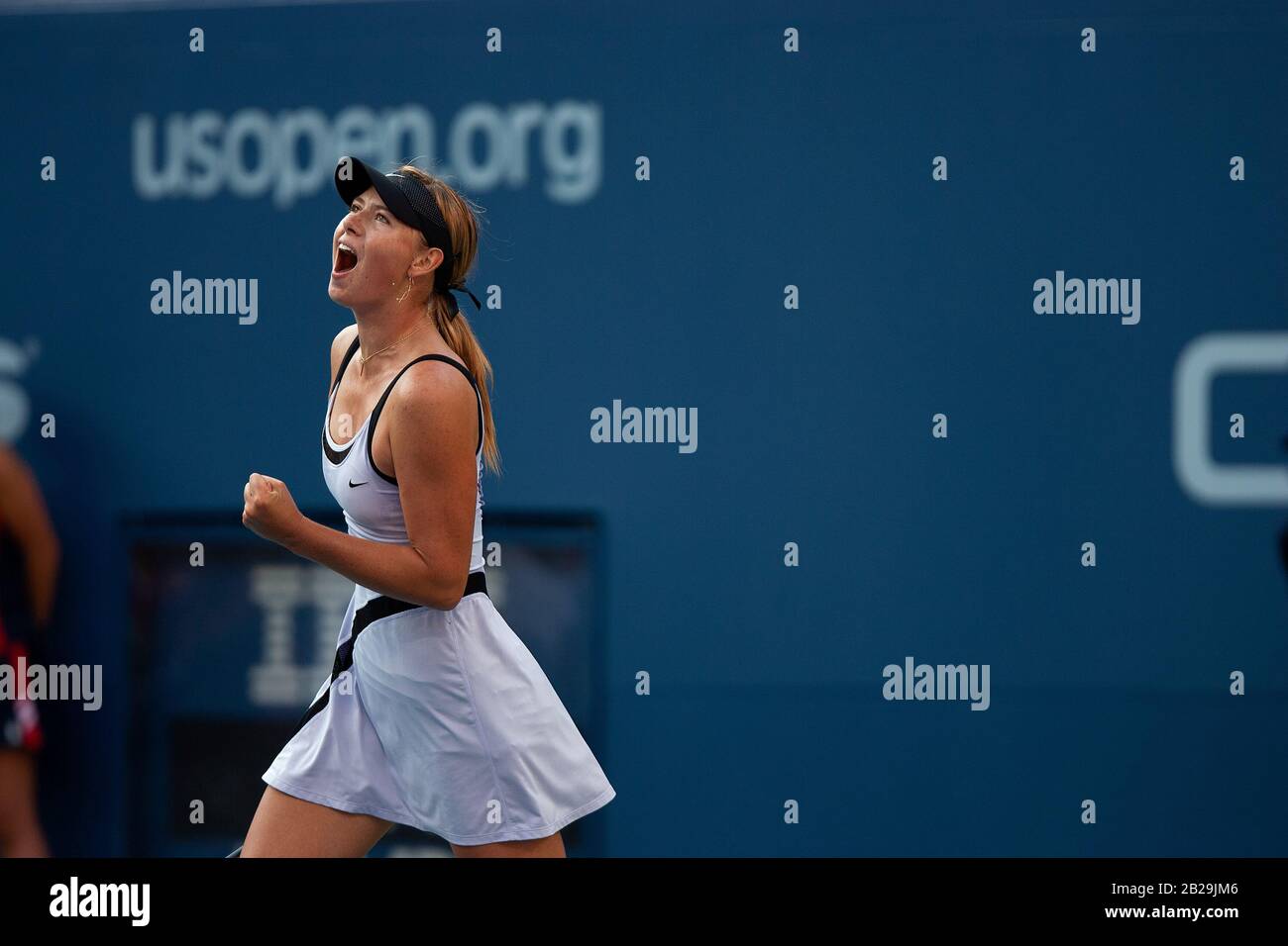 Maria Sharapova im Einsatz bei ihrem US Open Sieg 2006 in Flushing Meadows, New York. Hier ist sie in ihrem Halbfinalspiel gegen Amelie Mauresmo zu sehen. Sharapova, eine fünfmalige Grand-Slam-Meisterin und eine der am höchsten ertragfähigen Sportlerinnen, kündigte diese Woche ihren Rücktritt vom Wettkampftennsport an. Stockfoto