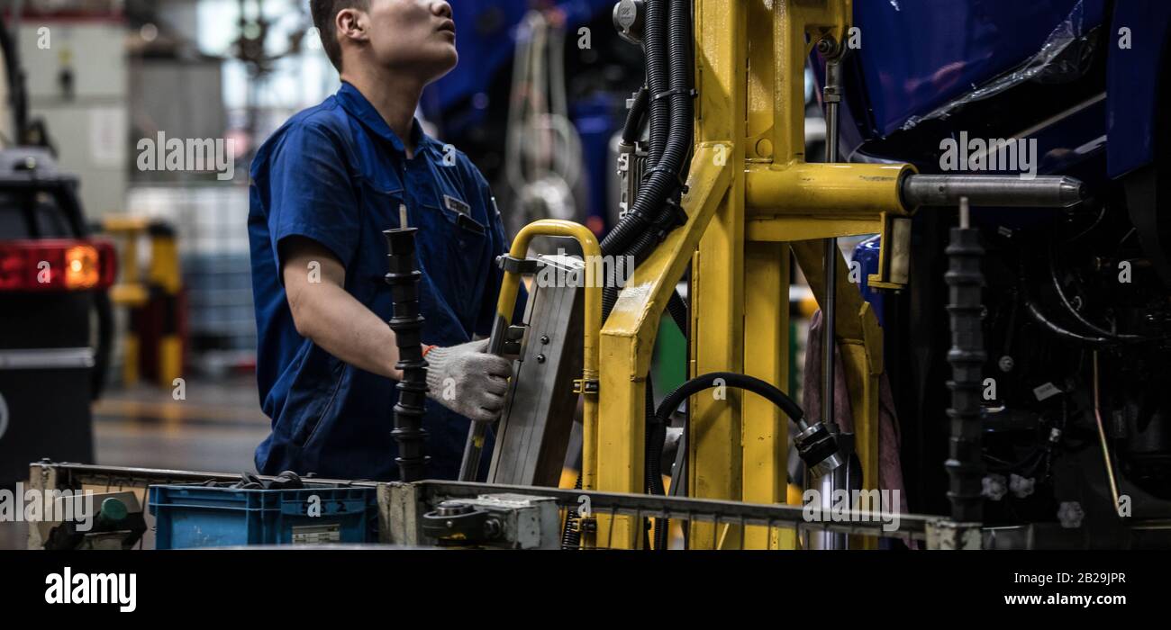 Arbeiter in der Maschinenfabrik in China. Stockfoto