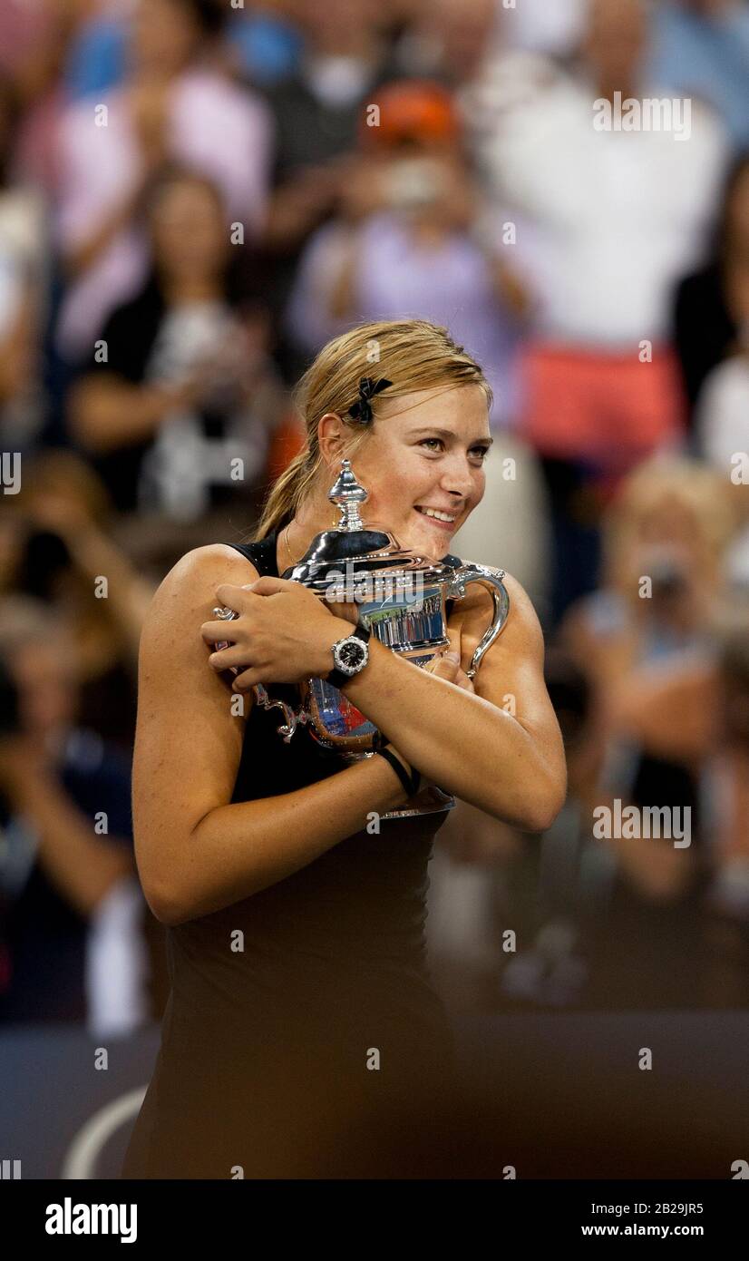 Flushing Meadows, New York, Vereinigte Staaten - 9. September 2006. Maria Sharapova hat die US Open Trophäe inne, nachdem sie die Belgierin Justine Henin besiegt hat, um ihren ersten und einzigen US Open Women's Titel einzufangen. Sharapova gewann während ihrer Karriere insgesamt fünf Grand-Slam-Titel und war eine der am höchsten ertragenden Sportlerinnen. Stockfoto