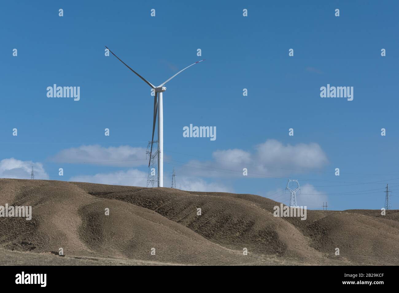Windkraftanlage auf trockenem Grasland Stockfoto