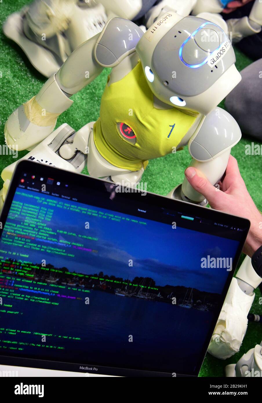 20. Februar 2020, Sachsen, Leipzig: Im Roboterlabor des Nao-Teams an der HTWK überprüft Andreas Kluge mit seinem Laptop die Software eines Fußballroboters. Das Team, das 20 Bachelor-, Master- und Informatik-Mitglieder umfasst, bereitet sich derzeit auf die "Robo Cup German Open" in Magdeburg (24.-26.04.2020) und die Weltmeisterschaften der intelligenten Roboter im Juni (23.6.-29.06.2020) in Bordeaux (Frankreich) vor. Das Leipziger Roboterteam, das in den vergangenen Jahren bereits mehrere Titel bei den Weltmeisterschaften gewonnen hat, will seine Siegesserie fortsetzen Stockfoto