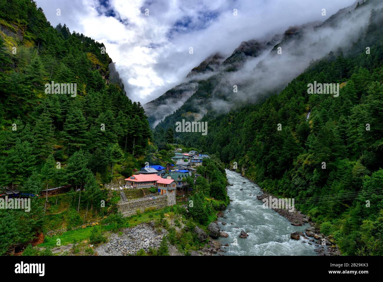 Der Blick auf das Berggebiet der Wanderroute Everest Base Camp im Himalaya-Gebirge in Nepal Stockfoto