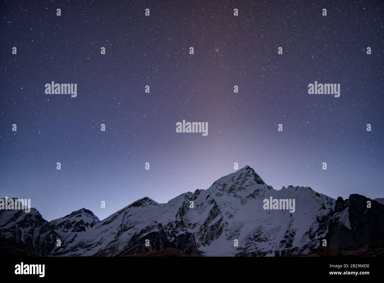 Nachtsicht auf die Schneeberge des Himalaya in Nepal Stockfoto