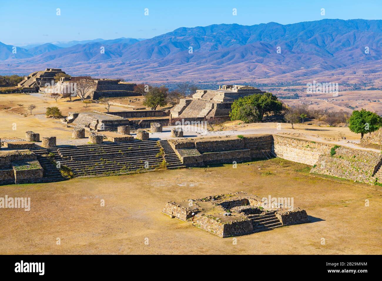 Die Zapotec-Hauptstadt Monte Alban mit ihren Pyramiden und Bergen, Oaxaca, Mexiko. Stockfoto