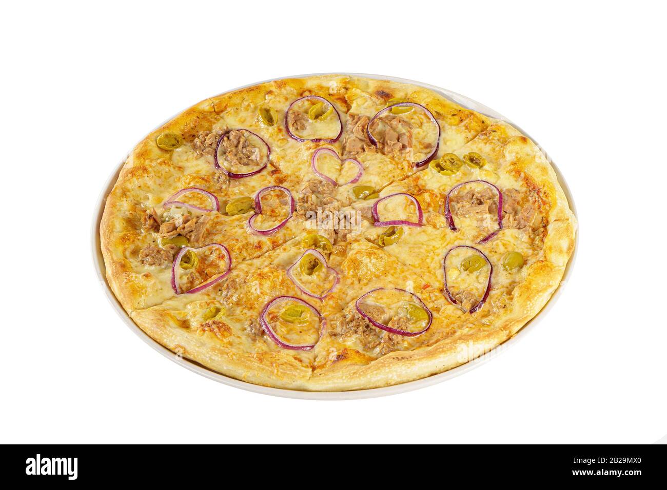 Pizza in der ganzen Runde, in Stücke geschnitten, mit Hackfleisch, Oliven, Thunfisch, auf einem weißen, isolierten Hintergrund. Fast-Food in einer Pizzeria, ein knuspeliges Käseprodukt, Stockfoto