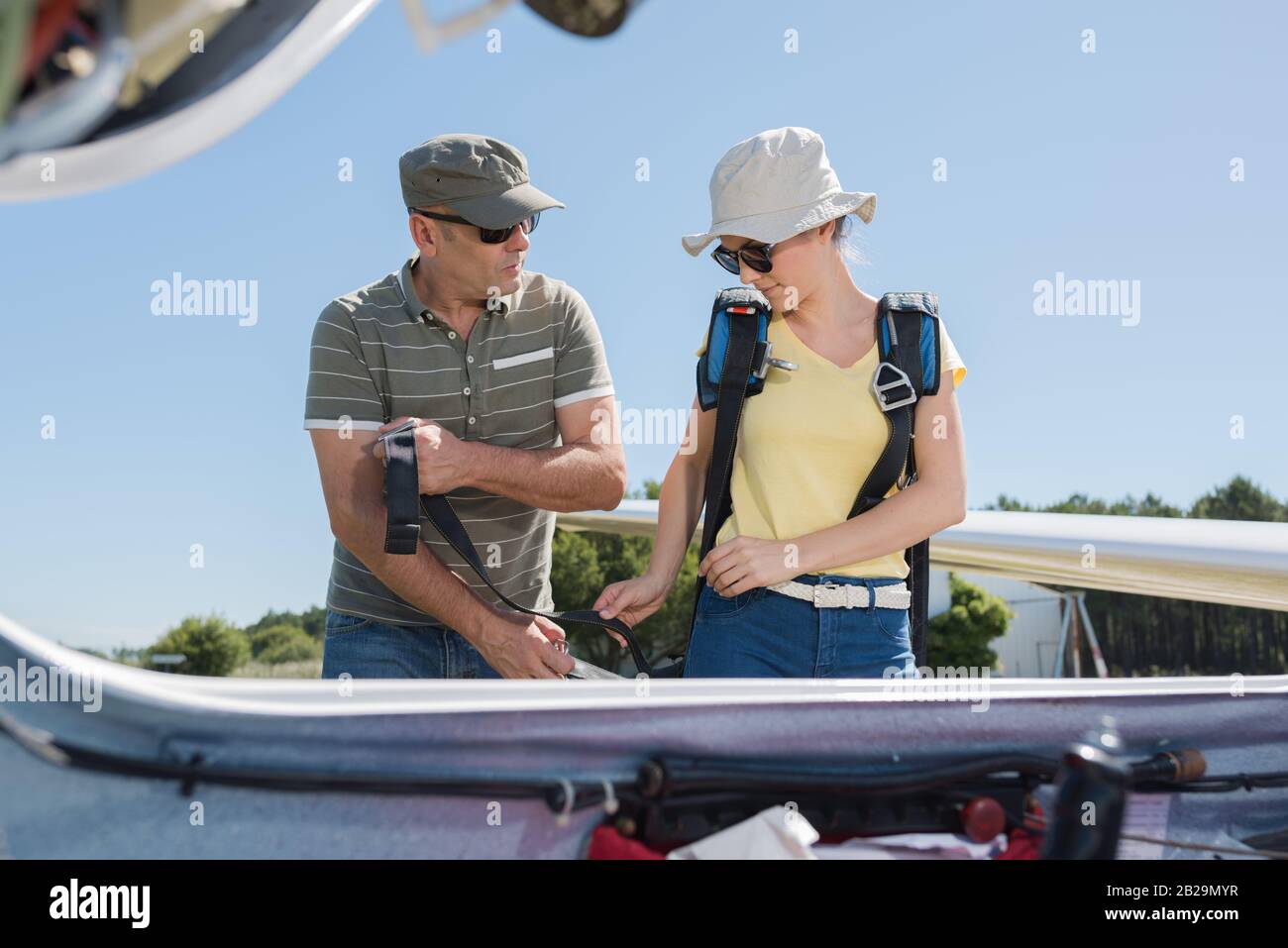 Nahaufnahme eines FallschirmspringeTandems Vorbereitung Stockfoto