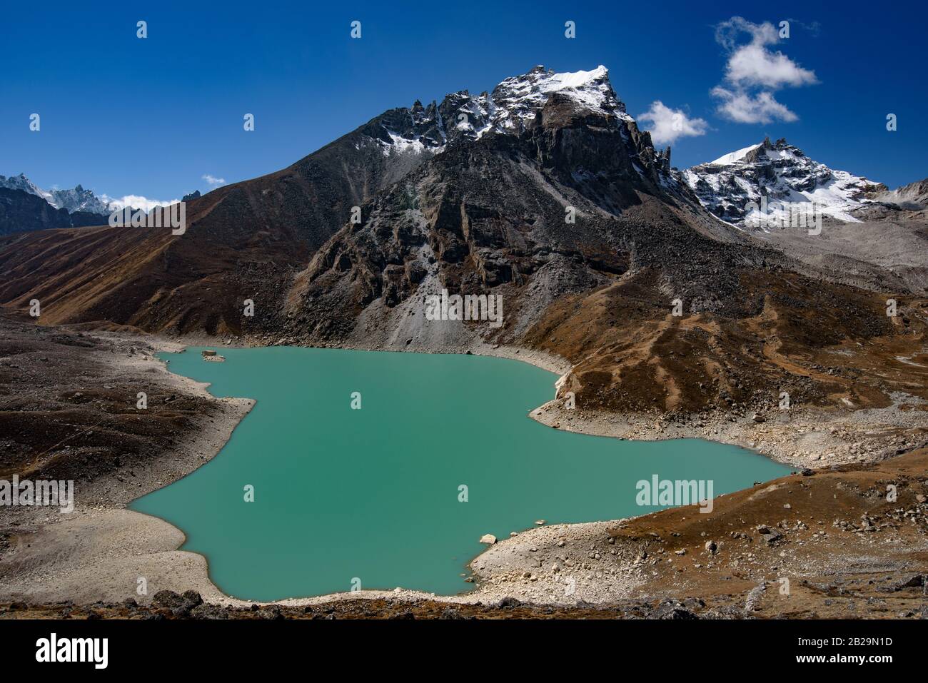 Gokyo-See umgeben von Schnee-Bergen des Himalaya in Nepal Stockfoto