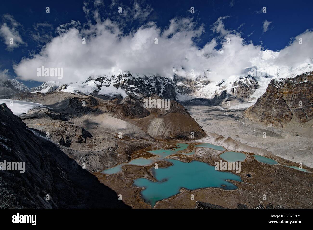 Gokyo-See umgeben von Schnee-Bergen des Himalaya in Nepal Stockfoto