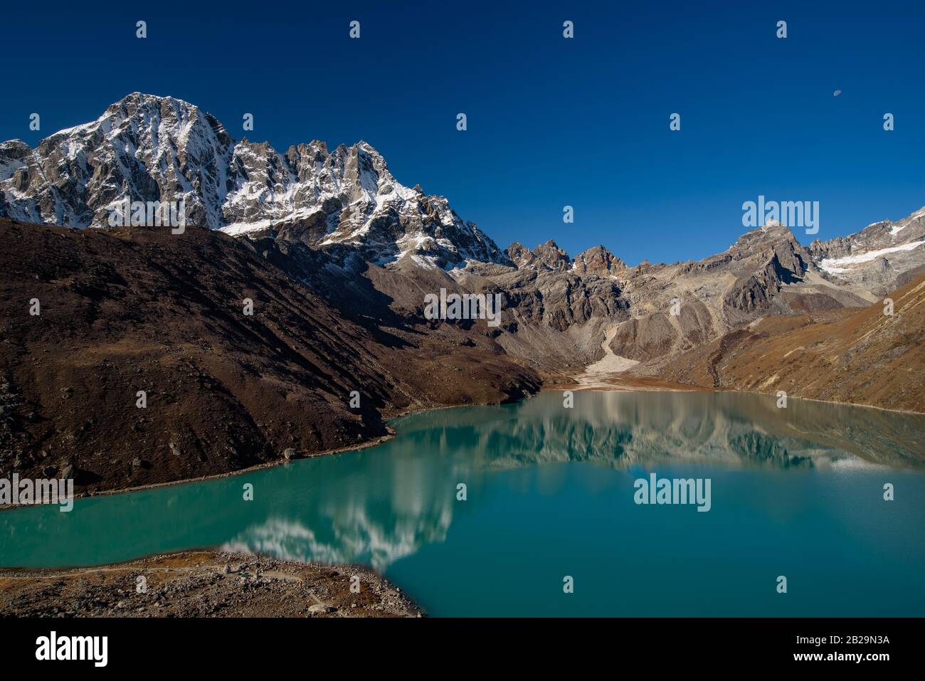 Gokyo-See umgeben von Schnee-Bergen des Himalaya in Nepal Stockfoto