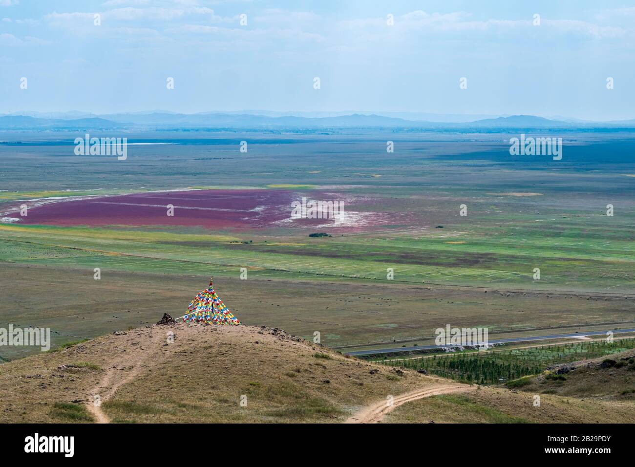 Steppen- und Gebetflaggen auf dem Hügel, Taipusi-Banner, Innere Mongolei, China Stockfoto