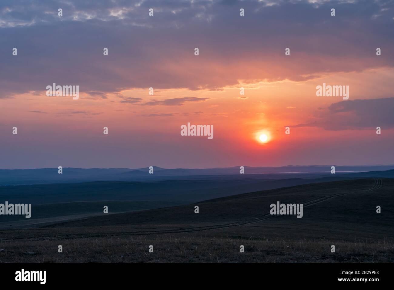 Steppe unter dem stimmungsvollen Himmel bei Sonnenuntergang, Taipusi-Banner, Innere Mongolei, China Stockfoto
