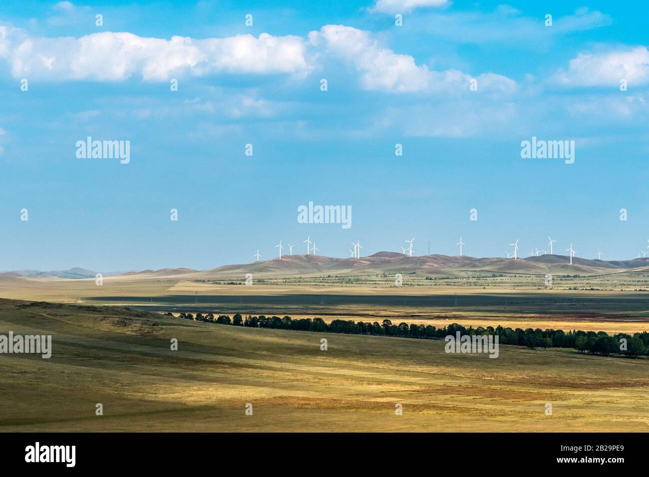 Steppen- und Windkraftanlagen auf Hügeln, Taipusi-Banner, Innere Mongolei, China Stockfoto