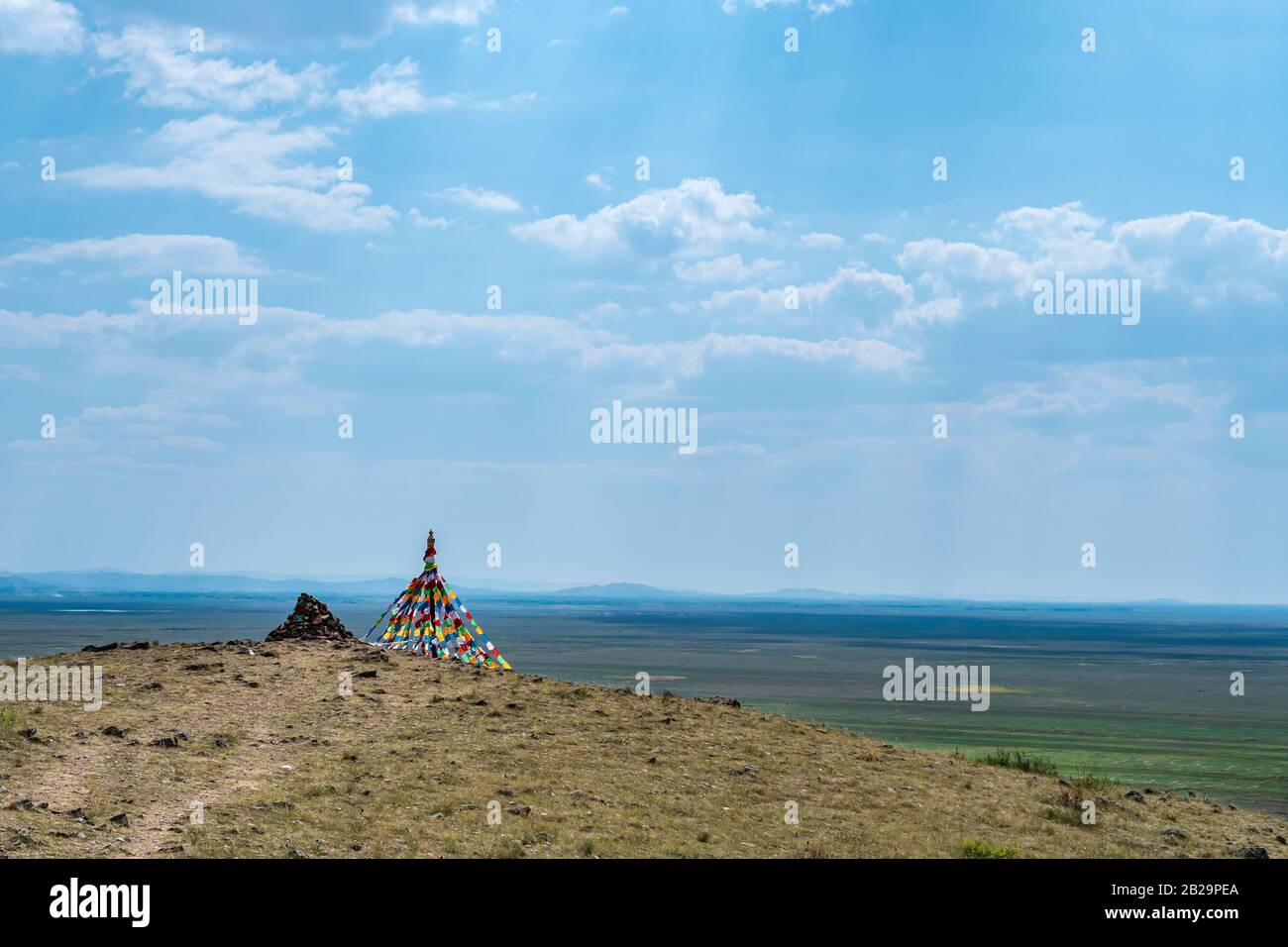 Steppen- und Gebetflaggen auf dem Hügel, Taipusi-Banner, Innere Mongolei, China Stockfoto